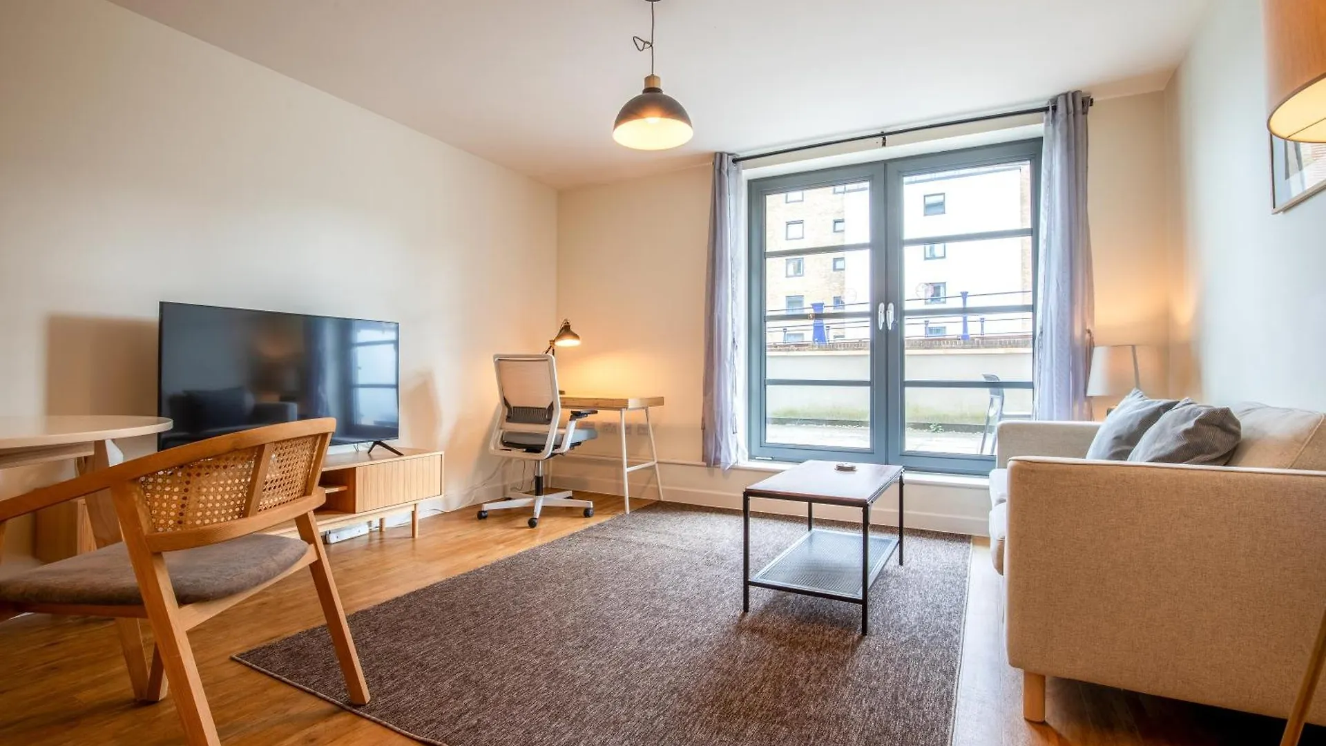 Londwell, City & Limehouse Balcony Suite - City Views London Apartment