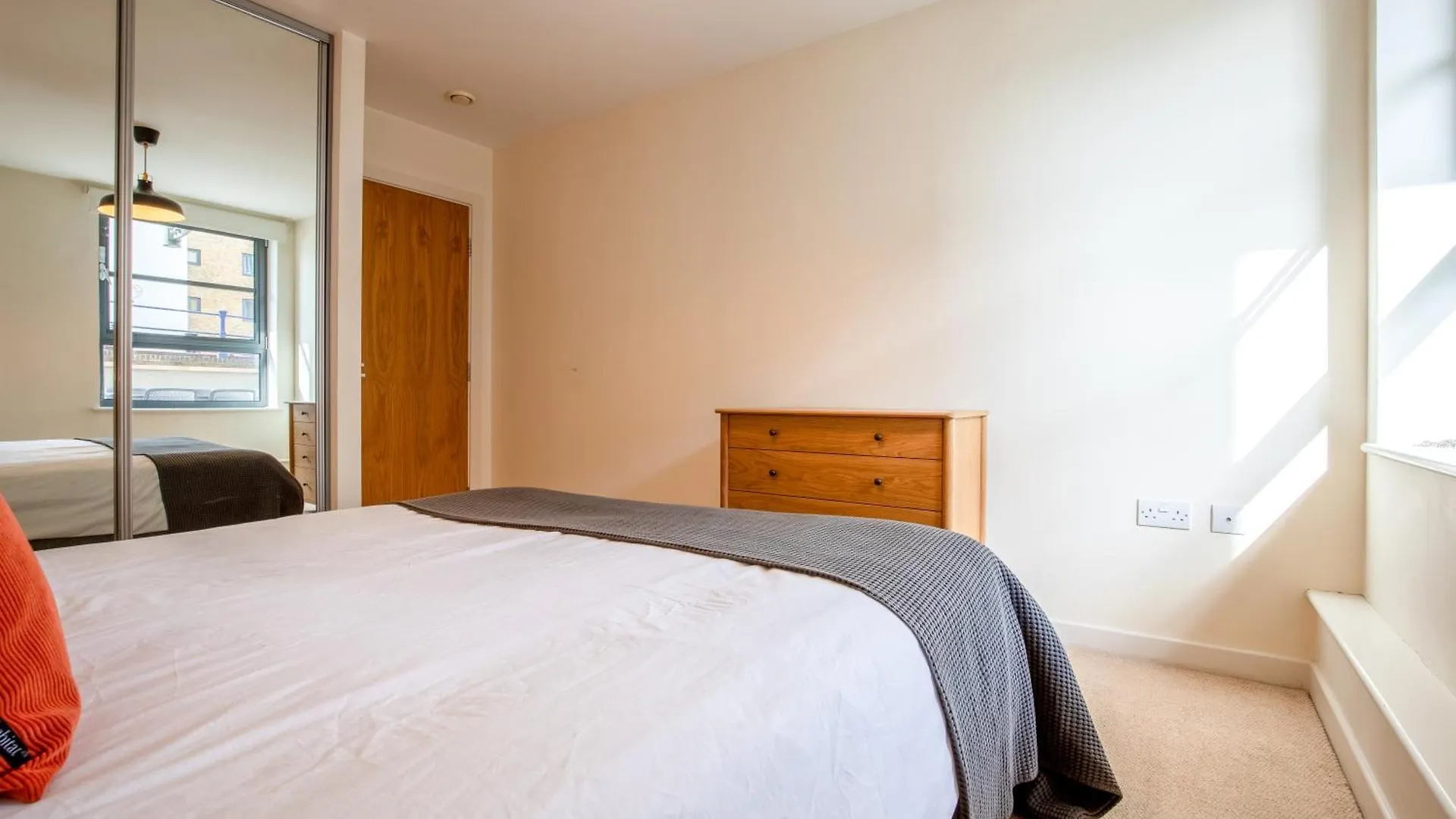 Londwell, City & Limehouse Balcony Suite - City Views London